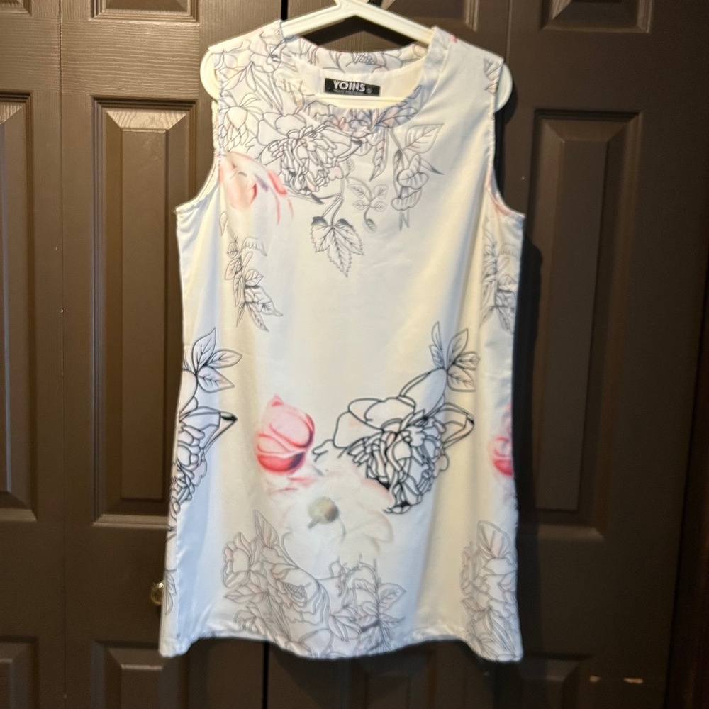 YOINS White Top with Floral Design